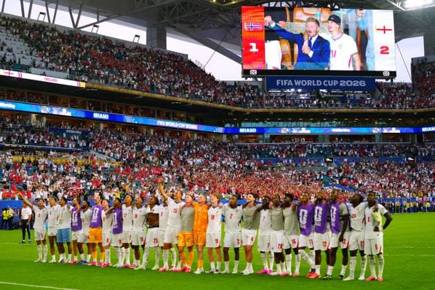 David Beckham and Romeo Beckham on the screen singing Wonderwall with the England players England v Norway, 2026 FIFA World Cup, WM, Weltmeisterschaft, Fussball Quarter-final, Football, Miami Stadium, Miami, Florida, USA - 11 Jul 2026Miami Miami Stadium Florida (FL) United States of America  Copyright: xJavierxGarcia Shutterstockx 16986211do