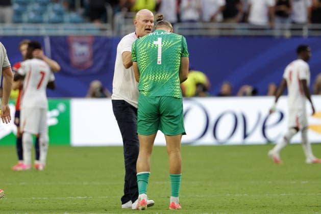 FIFA World Cup, WM, Weltmeisterschaft, Fussball 2026 quarterfinals - Norway vs England Norway s head coach Stale Solbakken (R) interacts with his goalkeeper Orjan Nyland after losing the FIFA World Cup 2026 quarterfinals match Norway against England, in Miami, Florida, USA, 11 July 2026. MIAMI United States  Copyright: xSHAWNxTHEWx