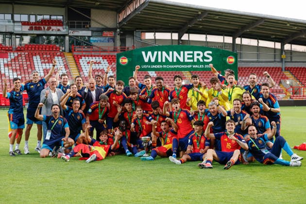 Wrexham, Wales, 11th July 2026. The players and coaches of Spain celebrate after lifting the UEFA European U19 Championship trophy following the Spain U19 vs Germany U19 UEFA European U19 Championship Final match at The Racecourse, Wrexham. Picture credit should read: Cody Froggatt Sportimage EDITORIAL USE ONLY. No use with unauthorised audio, video, data, fixture lists, club league logos or live services. Online in-match use limited to 120 images, no video emulation. No use in betting, games or single club league player publications. SPI_076_CF_SPAIN_U19_V_GERMANY_U19_FINAL SPI-4858-0076