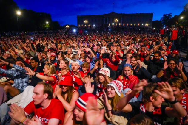 World Cup 2026: Norway - England Oslo 20260712. People gather in front of the Royal Palace after the match between Norway and England in central Oslo on Saturday evening. Photo: Javad Parsa NTB Oslo Norway EDITORIAL USE ONLY. RESTRICTED USE FOR BETTING COMPANIES Ref:_SPOvGo-L2M0yR8.jpg *** 2026 World Cup Norway England Oslo July 12, 2026 People gather in front of the Royal Palace after the match between Norway and England in central Oslo on Saturday evening Photo by Javad Parsa, NTB, Oslo, Norway EDITORIAL USE ONLY; RESTRICTED USE FOR BETTING COMPANIES  Copyright: xJavadxParsax xNTBx