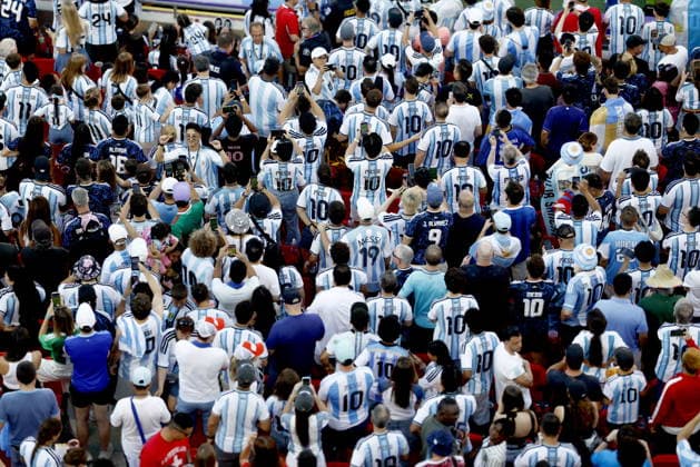 FIFA World Cup, WM, Weltmeisterschaft, Fussball 2026 quarterfinals - Argentina vs Switzerland Fans of Argentina watch their team warming up before the FIFA World Cup 2026 quarterfinals match Argentina vs Switzerland, in Kansas City, USA, 11 July 2026. KANSAS CITY United States  Copyright: xWILLxOLIVERx