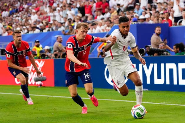 Norway v England: Quarter Final - FIFA World Cup, WM, Weltmeisterschaft, Fussball 2026 Morgan Rogers of England and Marcus Holmgren Pedersen of Norway compete for the ball during the FIFA World Cup 2026 Quarter Final match between Norway and England at Miami Stadium on July 11, 2026 in Miami Gardens, United States. Miami Gardens FL United States  Copyright: xJosexBretonx originalFilename:bretonhernandez-norwayve260711_npzrP.jpg