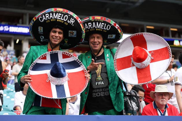Football - FIFA World Cup, WM, Weltmeisterschaft, Fussball - Quarter Final - Norway v England 11th July 2026 - FIFA World Cup - Quarter Final - Norway v England - Mexican fans Caramelo and Caramelo Jr pose with match sombreros - Photo: Simon Stacpoole Offside. Miami USA *** Fußball: FIFA-Weltmeisterschaft, Viertelfinale Norwegen gegen England, 11. Juli 2026 FIFA-Weltmeisterschaft, Viertelfinale Norwegen gegen England Die mexikanischen Fans Caramelo und Caramelo Jr. posieren mit Sombreros zum Spiel. Foto: Simon Stacpoole, Offside, Miami, USA  Copyright: xSimonxStacpoolexOffside