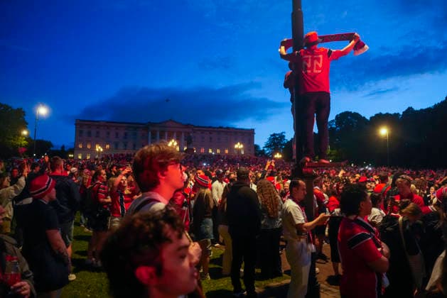 World Cup 2026: Norway - England Oslo 20260712. People gather in front of the Royal Palace after the match between Norway and England in central Oslo on Saturday evening. Photo: Javad Parsa NTB Oslo Norway EDITORIAL USE ONLY. RESTRICTED USE FOR BETTING COMPANIES Ref:_SPORhiPnpiSfC4.jpg *** 2026 World Cup Norway England Oslo 20260712 People gather in front of the Royal Palace after the match between Norway and England in central Oslo on Saturday evening. Photo: Javad Parsa, NTB, Oslo, Norway. EDITORIAL USE ONLY. RESTRICTED USE FOR BETTING COMPANIES.  Copyright: xJavadxParsax xNTBx