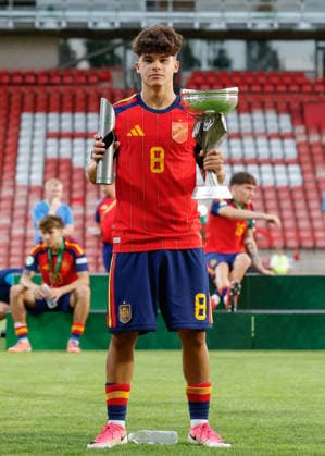 Wrexham, Wales, 11th July 2026. Quim Junyent of Spain poses with the UEFA European U19 Championship trophy and the Player of the Tournament award following the Spain U19 vs Germany U19 UEFA European U19 Championship Final match at The Racecourse, Wrexham. Picture credit should read: Cody Froggatt Sportimage EDITORIAL USE ONLY. No use with unauthorised audio, video, data, fixture lists, club league logos or live services. Online in-match use limited to 120 images, no video emulation. No use in betting, games or single club league player publications. SPI_089_CF_SPAIN_U19_V_GERMANY_U19_FINAL SPI-4858-0089
