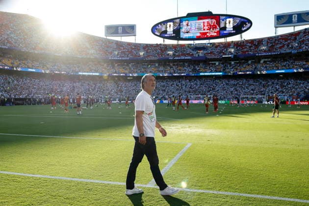 FIFA World Cup, WM, Weltmeisterschaft, Fussball 2026 quarterfinals - Argentina vs Switzerland Switzerland s head coach Murat Yakin greets supporters ahead of the FIFA World Cup 2026 quarterfinals match Argentina vs Switzerland, in Kansas City, Missouri, USA, 11 July 2026. Kansas City United States  Copyright: xPETERxKLAUNZERx