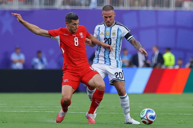 FIFA World Cup, WM, Weltmeisterschaft, Fussball 2026 quarterfinals - Argentina vs Switzerland Remo Freuler of Switzerland (L) in action against Alexis Mac Allister of Argentina (R) during the FIFA World Cup 2026 quarterfinals match Argentina vs Switzerland, in Kansas City, Missouri, USA, 11 July 2026. KANSAS CITY United States  Copyright: xCHRISTOPHERxNEUNDORFx