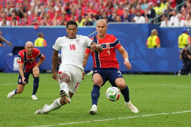 MIAMI GARDENS, FL - JULY 11: England midfielder Jude Bellingham (10) scores a goal in the fist overtime half as Norway defender Leo ostigard (4) defends during the FIFA World Cup, WM, Weltmeisterschaft, Fussball Quarter-Final between Norway and England on Saturday, July 11, 2026 at Miami Stadium in Miami Gardens, FL (Photo by Peter Joneleit Icon Sportswire) SOCCER: JUL 11 FIFA World Cup 26 Quarter-Final - Norway v England EDITORIAL USE ONLY Icon260711061