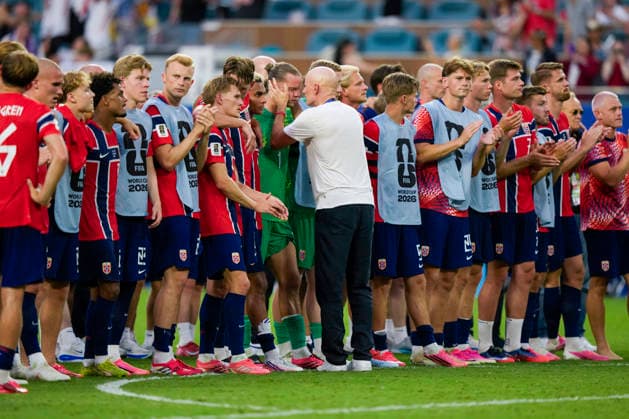 Fotball-VM 2026: Norge - England Miami Gardens, Florida , USA 20260711. Norges keeper orjan Haskjold Nyland og landslagssjef Stale Solbakken etter kvartfinalen i fotball-VM 2026 mellom Norge og England pa Miami stadion. Foto: Fredrik Varfjell NTB Miami Gardens, Florida USA EDITORIAL USE ONLY. RESTRICTED USE FOR BETTING COMPANIES Ref:_SPOqNRuGQOmSo4.jpg *** 2026 FIFA World Cup: Norway vs. England, Miami Gardens, Florida, USA 20260711 Norway’s goalkeeper Orjan Haskjold Nyland and national team coach Stale Solbakken after the quarterfinal match in the 2026 FIFA World Cup between Norway and England at Miami Stadium. Photo: Fredrik Varfjell, NTB, Miami Gardens, Florida, USA EDITORIAL USE ONLY RESTRICTED USE FOR BETTING COMPANIES  Copyright: xFredrikxVarfjellx xNTBx