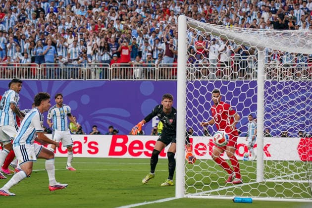 USA: Fussball FIFA World Cup, WM, Weltmeisterschaft, Fussball 2026, Viertelfinale - Argentinien vs Schweiz - Kansas City Stadium (GEHA Field at Arrowhead Stadium, Kansas City, Missouri): Tor durch Alexis Mac Allister (Argentinien 20) - Gregor Kobel (Schweiz, 1) kann dem Ball nur nachschauen. *** USA Soccer 2026 FIFA World Cup, Quarterfinals: Argentina vs. Switzerland at GEHA Field at Arrowhead Stadium, Kansas City, Missouri. Goal by Alexis Mac Allister (Argentina). Gregor Kobel (Switzerland) can only watch the ball go by. Copyright: xJOERANxSTEINSIEKx