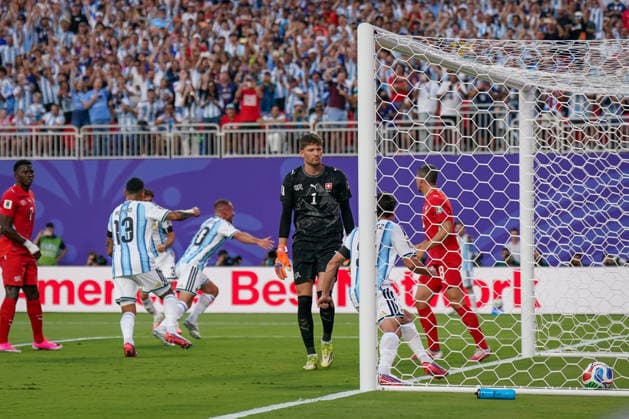 USA: Fussball FIFA World Cup, WM, Weltmeisterschaft, Fussball 2026, Viertelfinale - Argentinien vs Schweiz - Kansas City Stadium (GEHA Field at Arrowhead Stadium, Kansas City, Missouri): Tor durch Alexis Mac Allister (Argentinien 20) - Gregor Kobel (Schweiz, 1) kann dem Ball nur nachschauen. *** USA Soccer 2026 FIFA World Cup, Quarterfinals: Argentina vs. Switzerland at GEHA Field at Arrowhead Stadium, Kansas City, Missouri. Goal by Alexis Mac Allister (Argentina). Gregor Kobel (Switzerland) can only watch the ball go by. Copyright: xJOERANxSTEINSIEKx