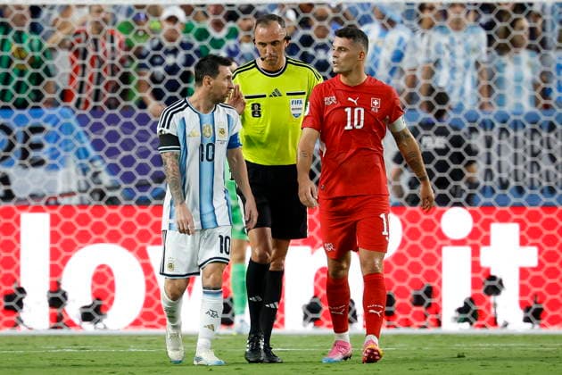 FIFA World Cup, WM, Weltmeisterschaft, Fussball 2026 quarterfinals - Argentina vs Switzerland Referee Joao Pinheiro (C) talks with Argentina s Lionel Messi (L) and Switzerland s Granit Xhaka (R) during the FIFA World Cup 2026 quarterfinals match Argentina vs Switzerland, in Kansas City, Missouri, USA, 11 July 2026. Kansas City United States  Copyright: xPETERxKLAUNZERx