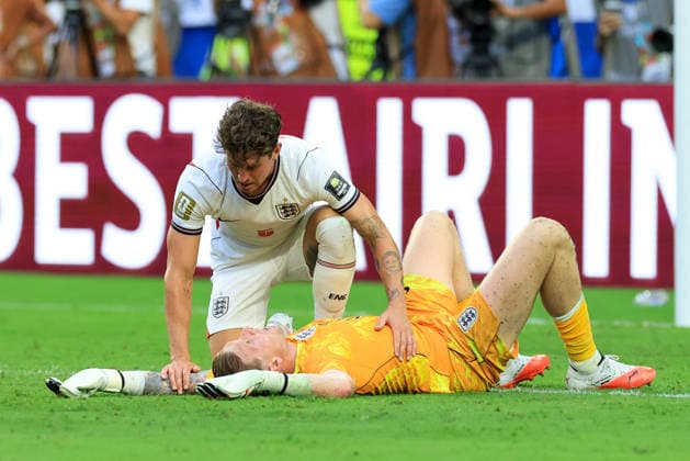 MIAMI GARDENS, FLORIDA - JULY 11: John Stones of England talks to teammate Jordan Pickford of England during the FIFA World Cup, WM, Weltmeisterschaft, Fussball 2026 Quarter Final match between Norway and England at Miami Stadium on July 11, 2026 in Miami Gardens, Florida.  Copyright: xMBxMediax