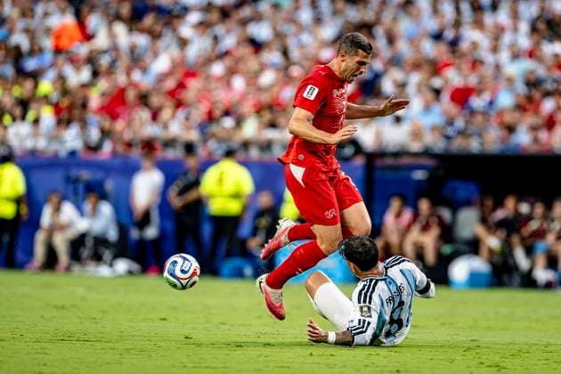 KANSAS CITY - (l-r) Manuel Akanji of Switzerland and Leandro Paredes of Argentina during the 2026 World Cup match between Argentina and Switzerland at Arrowhead Stadium on July 11, 2026 in Kansas City United States. (Photo by Stefan Koops EYE4IMAGES DeFodi Images) - *** KANSAS CITY l r Manuel Akanji of Switzerland and Leandro Paredes of Argentina during the 2026 World Cup match between Argentina and Switzerland at Arrowhead Stadium on July 11, 2026, in Kansas City, United States. Photo by Stefan Koops, EYE4IMAGES, DeFodi Images