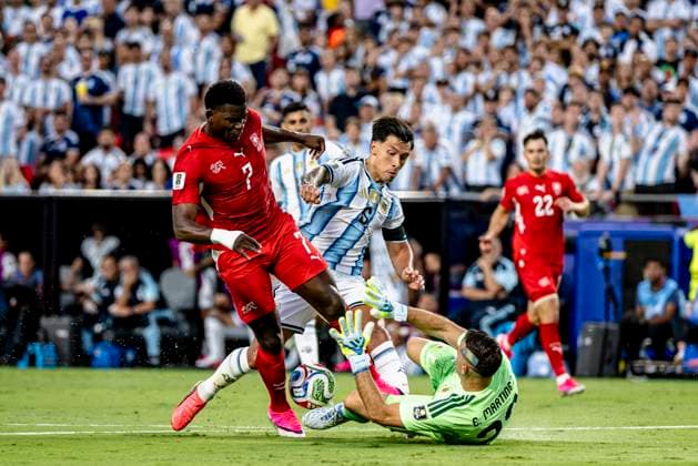 KANSAS CITY - (lr) Breel Embolo of Switzerland, Lisandro Martinez of Argentina and goalkeeper Emiliano Martinez of Argentina during the 2026 World Cup match between Argentina and Switzerland at Arrowhead Stadium on July 11, 2026 in Kansas City, United States. (Photo by Stefan Koops EYE4IMAGES DeFodi Images) - *** KANSAS CITY — Breel Embolo of Switzerland, Lisandro Martinez of Argentina, and goalkeeper Emiliano Martinez of Argentina during the 2026 World Cup match between Argentina and Switzerland at Arrowhead Stadium on July 11, 2026, in Kansas City, United States. Photo by Stefan Koops, EYE4IMAGES, DeFodi Images