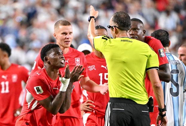 FIFA World Cup, WM, Weltmeisterschaft, Fussball 2026 quarterfinals - Argentina vs Switzerland Breel Embolo (L) of Switzerland talks to referee Joao Pedro Silva Pinheiro during the FIFA World Cup 2026 quarterfinals match Argentina vs Switzerland, in Kansas City, USA, 11 July 2026. KANSAS CITY United States  Copyright: xAMYxKONTRASx