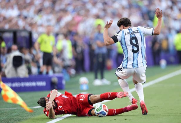 (260712) -- KANSAS CITY, July 12, 2026 -- Julian Alvarez (R) of Argentina vies with Ricardo Rodriguez of Switzerland during the quarter final match between Argentina and Switzerland at the 2026 FIFA World Cup, WM, Weltmeisterschaft, Fussball at the Kansas City Stadium in Kansas City, the United States, July 11, 2026. ) (SP)U.S.-KANSAS CITY-FOOTBALL-FIFA WORLD CUP-QUARTER FINAL-ARG VS SUI LixMing 