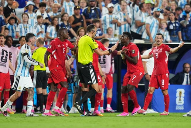 Argentina v Switzerland - FIFA World Cup, WM, Weltmeisterschaft, Fussball 2026 - Quarter Finals KANSAS CITY, UNITED STATES - JULY 11: Referee Joao Pedro Silva Pinheiro shows a red card to Breel Embolo of Switzerland during the World Cup match between Argentina v Switzerland at the Kansas City Stadium on July 11, 2026 in Kansas City United States. Ercin Erturk Anadolu Kansas City United States. Editorial use only. Please get in touch for any other usage.  Copyright: x2026xAnadoluxErcinxErturkx