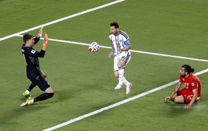 FIFA World Cup, WM, Weltmeisterschaft, Fussball 2026 quarterfinals - Argentina vs Switzerland Lionel Messi (C) of Argentina in action against goalkeeper Gregor Kobel of Switzerland during the FIFA World Cup 2026 quarterfinals match Argentina vs Switzerland, in Kansas City, USA, 11 July 2026. KANSAS CITY United States  Copyright: xAMYxKONTRASx