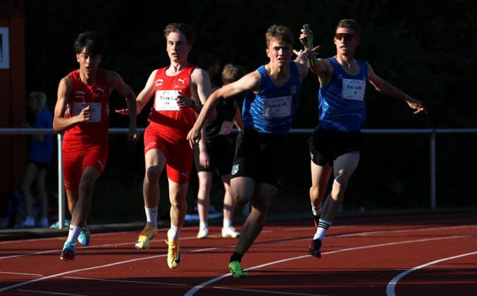 Norddeutsche Leichtathletik-Meisterschaften in Bremen: Die Staffel vom SC Frankfurt Oder (rechts) siegte über 4x100 Meter bei den MU18. *** North German Track and Field Championships in Bremen: The SC Frankfurt Oder relay team (pictured right) won the 4x100-meter race in the MU18 division