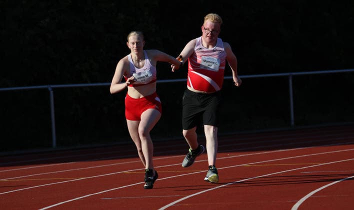 Norddeutsche Leichtathletik-Meisterschaften in Bremen: Mitglieder einer Unified-Staffel des Bremer LT im Wettbewerb über 4x100 Meter Mixed. *** North German Track and Field Championships in Bremen: Members of a Unified relay team from Bremer LT competing in the mixed 4x100-meter relay