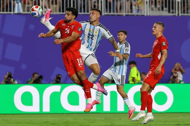 FIFA World Cup, WM, Weltmeisterschaft, Fussball 2026 quarterfinals - Argentina vs Switzerland Eray Comert of Switzerland (L) in action against Lautaro Martinez of Argentina (C) during the FIFA World Cup 2026 quarterfinals match Argentina vs Switzerland, in Kansas City, Missouri, USA, 11 July 2026. KANSAS CITY United States  Copyright: xCHRISTOPHERxNEUNDORFx