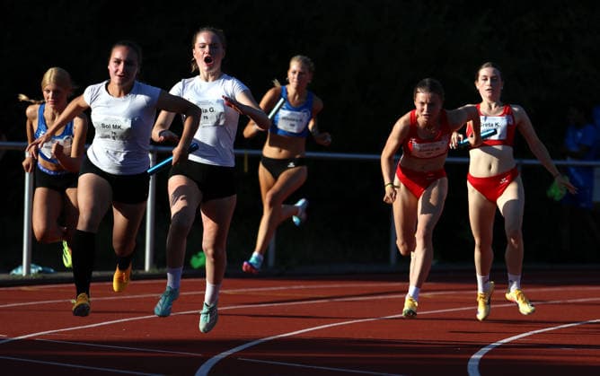Norddeutsche Leichtathletik-Meisterschaften in Bremen: Die Staffel vom MTV Aurich (rechts) siegte über 4x100 Meter bei den WU18. *** North German Track and Field Championships in Bremen: The MTV Aurich relay team (on the right) won the 4x100-meter race in the U18 women s division