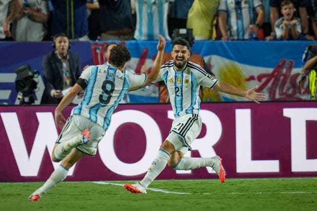 USA: Fussball FIFA World Cup, WM, Weltmeisterschaft, Fussball 2026, Viertelfinale - Argentinien vs Schweiz - Kansas City Stadium (GEHA Field at Arrowhead Stadium, Kansas City, Missouri): Tor und Torjubel zum 2:1 durch Julian Ã?lvarez Julian Alvarez (Argentinien 9) Freude, Emotionen, Jubel *** USA Soccer 2026 FIFA World Cup, Quarterfinals: Argentina vs. Switzerland at GEHA Field at Arrowhead Stadium, Kansas City, Missouri. Goal and celebration following the 2-1 score by Julian Álvarez (Argentina 9). Joy, emotion, celebration. Copyright: xJOERANxSTEINSIEKx