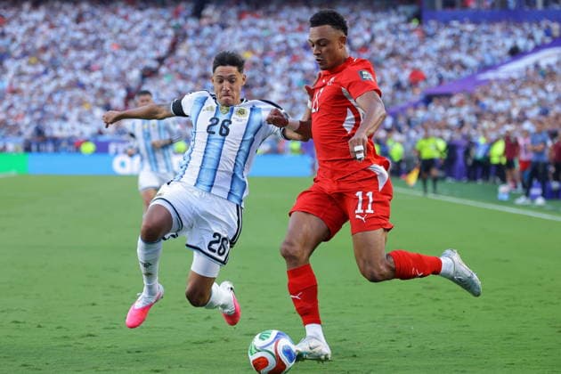 FIFA World Cup, WM, Weltmeisterschaft, Fussball 2026 quarterfinals - Argentina vs Switzerland epaselect Nahuel Molina of Argentina (L) in action against Dan Ndoye of Switzerland (R) during the FIFA World Cup 2026 quarterfinals match Argentina vs Switzerland, in Kansas City, Missouri, USA, 11 July 2026. KANSAS CITY United States  Copyright: xCHRISTOPHERxNEUNDORFx