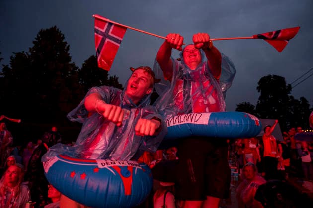 Fotball-VM 2026: Norge - England Oslo 20260711. Publikum ser pa VM-kampen mellom Norge og England som vises pa storskjerm i Oslo sentrum lordag kveld. Foto: Javad Parsa NTB Oslo Norge EDITORIAL USE ONLY. RESTRICTED USE FOR BETTING COMPANIES Ref:_SPO_mhPPymrKoI.jpg *** 2026 World Cup Norway England Oslo 20260711 Spectators watch the World Cup match between Norway and England, shown on a big screen in downtown Oslo on Saturday evening. Photo: Javad Parsa, NTB, Oslo, Norway. EDITORIAL USE ONLY. RESTRICTED USE FOR BETTING COMPANIES  Copyright: xJavadxParsax xNTBx