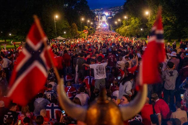 Fotball-VM 2026: Norge - England Oslo 20260712. Folk samler seg foran Slottet etter tapet i kampen mellom Norge og England i Oslo sentrum lordag kveld. Foto: Javad Parsa NTB Oslo Norge EDITORIAL USE ONLY. RESTRICTED USE FOR BETTING COMPANIES Ref:_SPOVuuokCDTv7E.jpg *** 2026 World Cup Norway England Oslo 20260712 People gather in front of the Royal Palace after Norway s loss to England in downtown Oslo on Saturday evening. Photo: Javad Parsa, NTB, Oslo, Norway. EDITORIAL USE ONLY. RESTRICTED USE FOR BETTING COMPANIES  Copyright: xJavadxParsax xNTBx