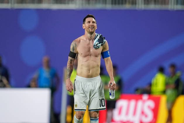 USA: Fussball FIFA World Cup, WM, Weltmeisterschaft, Fussball 2026, Viertelfinale - Argentinien vs Schweiz - Kansas City Stadium (GEHA Field at Arrowhead Stadium, Kansas City, Missouri): Freude, Emotionen, Jubel bei Lionel Messi (Argentinien 10) hier mit nacktem Oberkörper. *** USA Soccer 2026 FIFA World Cup, Quarterfinals: Argentina vs. Switzerland at GEHA Field at Arrowhead Stadium, Kansas City, Missouri—Joy, excitement, and celebration as Lionel Messi (Argentina, No. 10) stands here shirtless Copyright: xJOERANxSTEINSIEKx