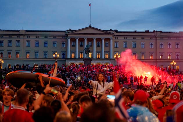 Fotball-VM 2026: Norge - England Oslo 20260712. Folk samler seg foran Slottet etter tapet i kampen mellom Norge og England i Oslo sentrum lordag kveld. Foto: Javad Parsa NTB Oslo Norge EDITORIAL USE ONLY. RESTRICTED USE FOR BETTING COMPANIES Ref:_SPOCFVsGFct0ZM.jpg *** 2026 World Cup Norway England Oslo 20260712 People gather in front of the Royal Palace after Norway s loss to England in downtown Oslo on Saturday evening. Photo: Javad Parsa, NTB, Oslo, Norway. EDITORIAL USE ONLY. RESTRICTED USE FOR BETTING COMPANIES  Copyright: xJavadxParsax xNTBx