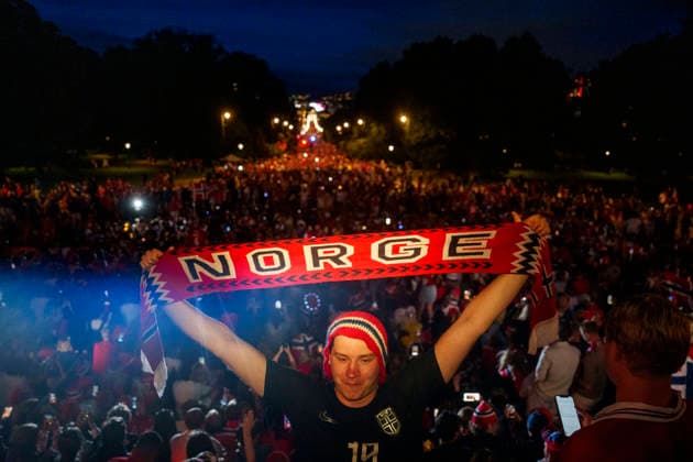 Fotball-VM 2026: Norge - England Oslo 20260712. Folk samler seg foran Slottet etter tapet i kampen mellom Norge og England i Oslo sentrum lordag kveld. Foto: Javad Parsa NTB Oslo Norge EDITORIAL USE ONLY. RESTRICTED USE FOR BETTING COMPANIES Ref:_SPOcNsdQ_CbQWE.jpg *** 2026 World Cup Norway England Oslo 20260712 People gather in front of the Royal Palace after Norway s loss to England in downtown Oslo on Saturday evening. Photo: Javad Parsa, NTB, Oslo, Norway. EDITORIAL USE ONLY. RESTRICTED USE FOR BETTING COMPANIES  Copyright: xJavadxParsax xNTBx