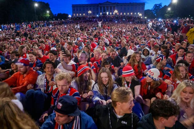 Fotball-VM 2026: Norge - England Oslo 20260712. Folk samler seg foran Slottet etter tapet i kampen mellom Norge og England i Oslo sentrum lordag kveld. Foto: Javad Parsa NTB Oslo Norge EDITORIAL USE ONLY. RESTRICTED USE FOR BETTING COMPANIES Ref:_SPOel40as1aDNk.jpg *** 2026 World Cup Norway England Oslo 20260712 People gather in front of the Royal Palace after Norway s loss to England in downtown Oslo on Saturday evening. Photo: Javad Parsa, NTB, Oslo, Norway. EDITORIAL USE ONLY. RESTRICTED USE FOR BETTING COMPANIES  Copyright: xJavadxParsax xNTBx