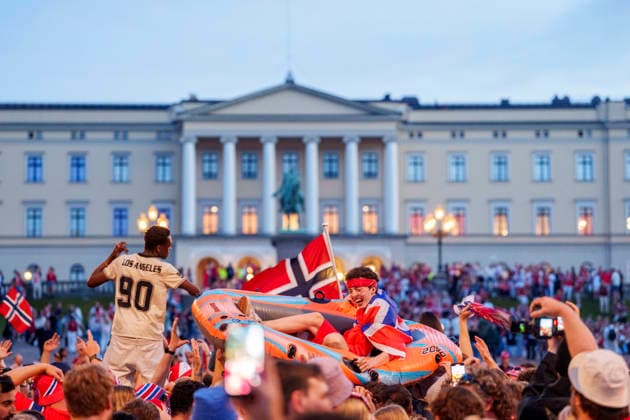 Fotball-VM 2026: Norge - England Oslo 20260712. Folk samler seg foran Slottet etter tapet i kampen mellom Norge og England i Oslo sentrum lordag kveld. Foto: Javad Parsa NTB Oslo Norge EDITORIAL USE ONLY. RESTRICTED USE FOR BETTING COMPANIES Ref:_SPONsJaznIqeEE.jpg *** 2026 World Cup Norway England Oslo 20260712 People gather in front of the Royal Palace after Norway s loss to England in downtown Oslo on Saturday evening. Photo: Javad Parsa, NTB, Oslo, Norway. EDITORIAL USE ONLY. RESTRICTED USE FOR BETTING COMPANIES  Copyright: xJavadxParsax xNTBx