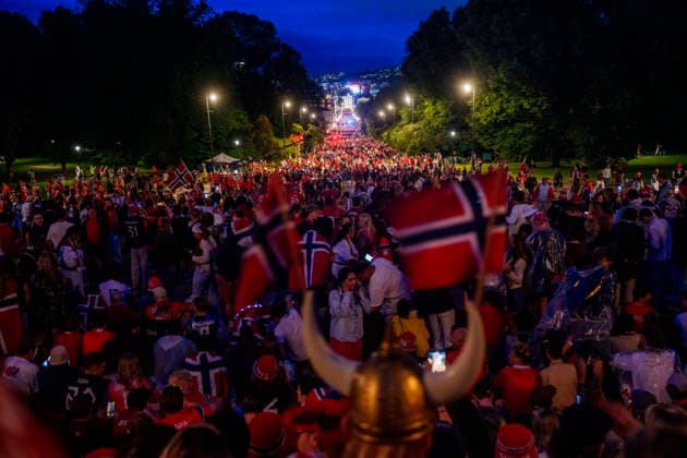 Fotball-VM 2026: Norge - England Oslo 20260712. Folk samler seg foran Slottet etter tapet i kampen mellom Norge og England i Oslo sentrum lordag kveld. Foto: Javad Parsa NTB Oslo Norge EDITORIAL USE ONLY. RESTRICTED USE FOR BETTING COMPANIES Ref:_SPOqkMk_8DPP50.jpg *** 2026 World Cup Norway England Oslo 20260712 People gather in front of the Royal Palace after Norway s loss to England in downtown Oslo on Saturday evening. Photo: Javad Parsa, NTB, Oslo, Norway. EDITORIAL USE ONLY. RESTRICTED USE FOR BETTING COMPANIES  Copyright: xJavadxParsax xNTBx