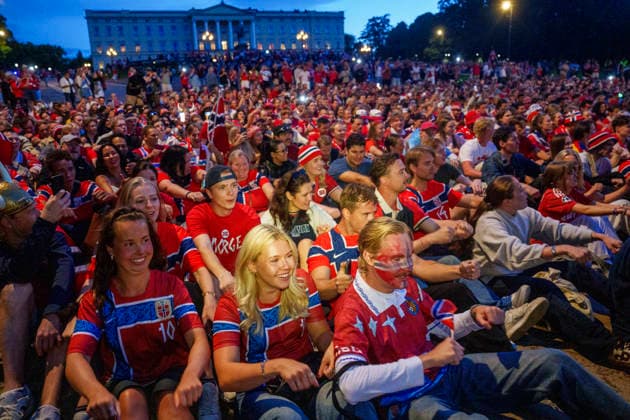 Fotball-VM 2026: Norge - England Oslo 20260712. Folk samler seg foran Slottet etter tapet i kampen mellom Norge og England i Oslo sentrum lordag kveld. Foto: Javad Parsa NTB Oslo Norge EDITORIAL USE ONLY. RESTRICTED USE FOR BETTING COMPANIES Ref:_SPOTr3qwMxZLVc.jpg *** 2026 World Cup Norway England Oslo 20260712 People gather in front of the Royal Palace after Norway s loss to England in downtown Oslo on Saturday evening. Photo: Javad Parsa, NTB, Oslo, Norway. EDITORIAL USE ONLY. RESTRICTED USE FOR BETTING COMPANIES  Copyright: xJavadxParsax xNTBx