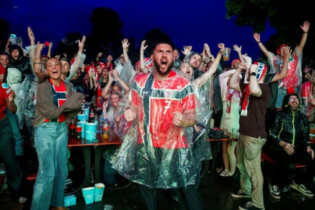 Fotball-VM 2026: Norge - England Oslo 20260711. Publikum ser pa VM-kampen mellom Norge og England som vises pa storskjerm i Oslo sentrum lordag kveld. Foto: Javad Parsa NTB Oslo Norge EDITORIAL USE ONLY. RESTRICTED USE FOR BETTING COMPANIES Ref:_SPOylR2Xy0tlN4.jpg *** 2026 World Cup Norway England Oslo 20260711 Spectators watch the World Cup match between Norway and England, shown on a big screen in downtown Oslo on Saturday evening. Photo: Javad Parsa, NTB, Oslo, Norway. EDITORIAL USE ONLY. RESTRICTED USE FOR BETTING COMPANIES  Copyright: xJavadxParsax xNTBx