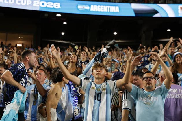 FIFA World Cup, WM, Weltmeisterschaft, Fussball 2026 quarterfinals - Argentina vs Switzerland Supporters of Argentina celebrate with their players after winning the FIFA World Cup 2026 quarterfinals match Argentina vs Switzerland, in Kansas City, Missouri, USA, 11 July 2026. KANSAS CITY United States  Copyright: xCHRISTOPHERxNEUNDORFx