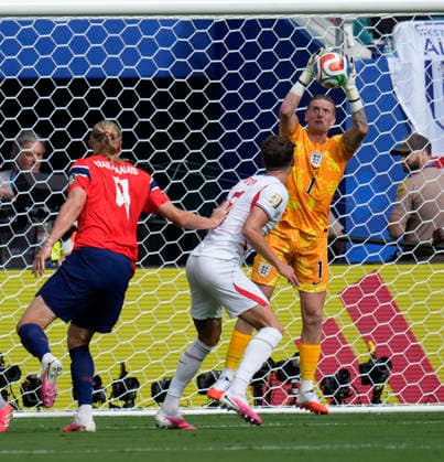 July 11, 2026, Miami Gardens, Florida, USA: Goalkeeper Jordan Pickford (1) of England makes a save from a header by Forward Erling Braut Haaland (9) of Norway during the first half of quarterfinal match between England and Norway at Miami Stadium. England defeated Norway 2-1. World Cup 2026: Quarterfinal: England 2 : 1 Norway  - ZUMAd212 20260711_zsp_d212_028 Copyright: xRichardxDolex