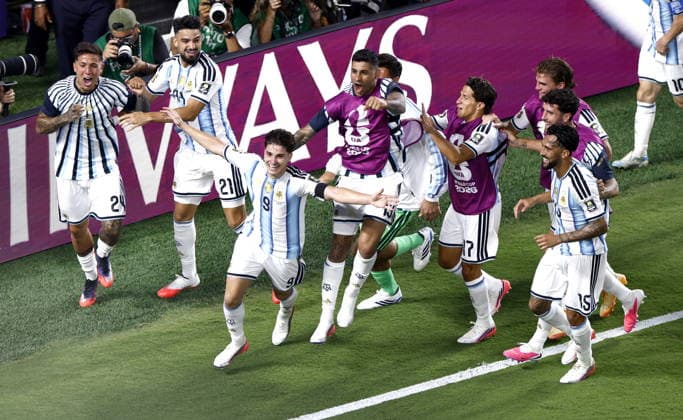 FIFA World Cup, WM, Weltmeisterschaft, Fussball 2026 quarterfinals - Argentina vs Switzerland Julian Alvarez (C) of Argentina celebrates with teammates after his team s second goal during the FIFA World Cup 2026 quarterfinals match Argentina vs Switzerland, in Kansas City, USA, 11 July 2026. KANSAS CITY United States  Copyright: xWILLxOLIVERx