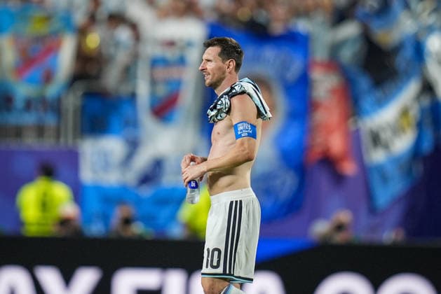 USA: Fussball FIFA World Cup, WM, Weltmeisterschaft, Fussball 2026, Viertelfinale - Argentinien vs Schweiz - Kansas City Stadium (GEHA Field at Arrowhead Stadium, Kansas City, Missouri): Freude, Emotionen, Jubel bei Lionel Messi (Argentinien 10) hier mit nacktem Oberkörper. *** USA Soccer 2026 FIFA World Cup, Quarterfinals: Argentina vs. Switzerland at GEHA Field at Arrowhead Stadium, Kansas City, Missouri—Joy, excitement, and celebration as Lionel Messi (Argentina, No. 10) stands here shirtless Copyright: xJOERANxSTEINSIEKx