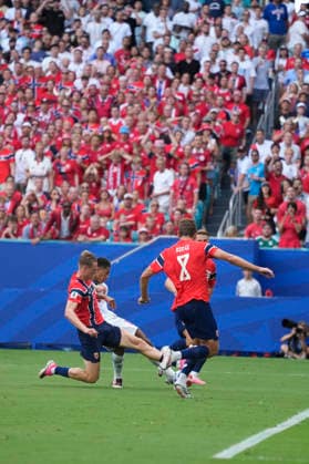 July 11, 2026, Miami Gardens, Florida, USA: Midfielder Jude Bellingham (10) of England scores during the first half of the quarterfinal match between England and Norway at Miami Stadium. England defeated Norway 2-1. Miami Gardens USA - ZUMAd212 20260711_zsp_d212_063 Copyright: xRichardxDolex