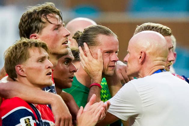 2026 FIFA World Cup: Norway vs. England, Miami Gardens, Florida, USA, July 11, 2026. Norway’s Martin Ødegaard, Sander Berge, goalkeeper Orjan Haskjold Nyland, and national team coach Stale Solbakken after the quarterfinal match in the 2026 FIFA World Cup between Norway and England at Miami Stadium. Photo: Fredrik Varfjell, NTB, Miami Gardens, Florida, USA. EDITORIAL USE ONLY. RESTRICTED USE FOR BETTING COMPANIES. Copyright: xFredrikxVarfjellx xNTBx