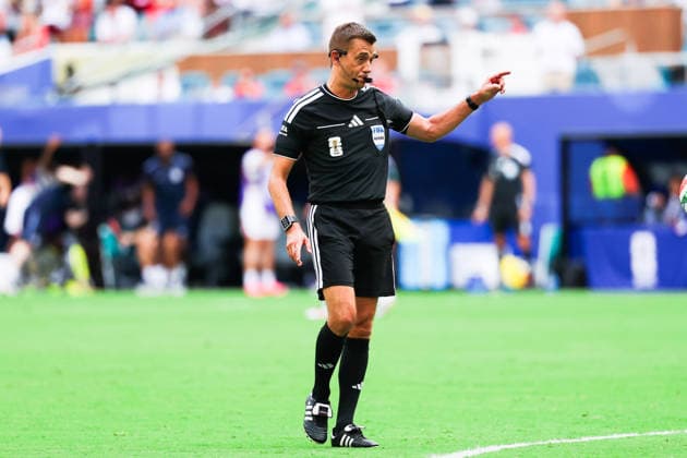 July 11, 2026, Miami, Fl, United States: Referee Clo ment Turpin during the FIFA World Cup, WM, Weltmeisterschaft, Fussball quarterfinal match between Norway and England, at Miami Stadium, in Florida, United States, on Saturday, July 11, 2026. FIFA World Cup 2026 - Quarterfinals - Norway V England  - ZUMAv122 20260711_aap_v122_015 Copyright: xWilliamxVolcovx