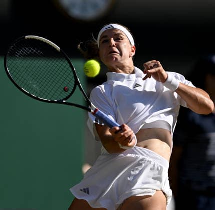 (260712) -- LONDON, July 12, 2026 -- Karolina Muchova of the Czech Republic hits a return during the women s singles final against Linda Noskova of the Czech Republic at the Wimbledon Tennis Championships in London, Britain, on July 11, 2026. ) (SP)BRITAIN-LONDON-TENNIS-WIMBLEDON-WOMEN S SINGLES LixYing 