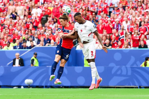 July 11, 2026, Miami, Fl, United States: Patrick Berg player of Norway and Ezri Konsa player of England during the FIFA World Cup, WM, Weltmeisterschaft, Fussball quarterfinal match between Norway and England, at Miami Stadium, in Florida, United States, on Saturday, July 11, 2026. FIFA World Cup 2026 - Quarterfinals - Norway V England  - ZUMAv122 20260711_aap_v122_036 Copyright: xWilliamxVolcovx