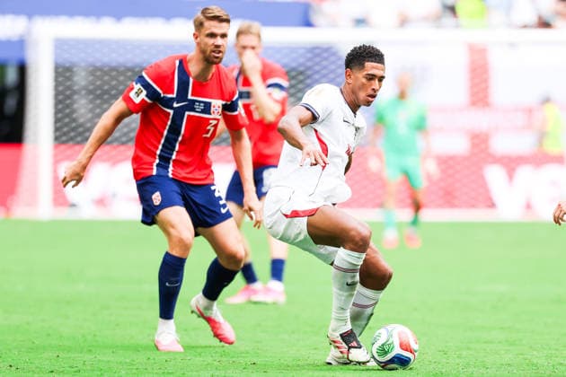 July 11, 2026, Miami, Fl, United States: Jude Bellingham player of England and Kristoffer Ajer player of Norway during the FIFA World Cup, WM, Weltmeisterschaft, Fussball quarterfinal match between Norway and England, at Miami Stadium, in Florida, United States, on Saturday, July 11, 2026. Miami United States - ZUMAv122 20260711_aap_v122_138 Copyright: xWilliamxVolcovx