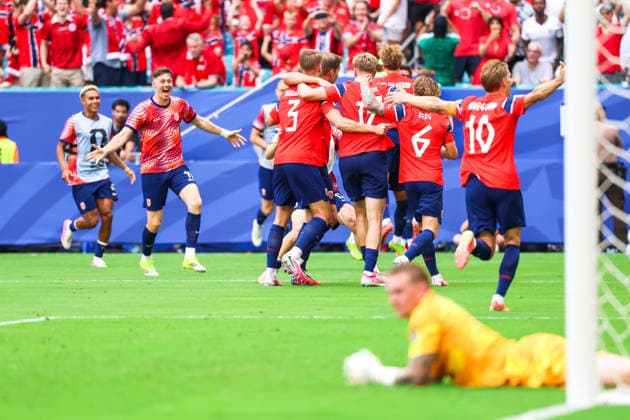 July 11, 2026, Miami, Fl, United States: Torbjorn Heggem player of Norway scores, but the referee disallows the goal for a foul by Haaland on Elliot Anderson player of England during the FIFA World Cup, WM, Weltmeisterschaft, Fussball quarterfinal match between Norway and England, at Miami Stadium, in Florida, United States, on Saturday, July 11, 2026. FIFA World Cup 2026 - Quarterfinals - Norway V England  - ZUMAv122 20260711_aap_v122_154 Copyright: xWilliamxVolcovx